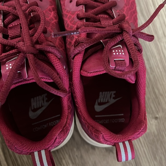 Nike AIR MAX Motion Women’s 6.5 Red Wine White - Picture 10 of 12